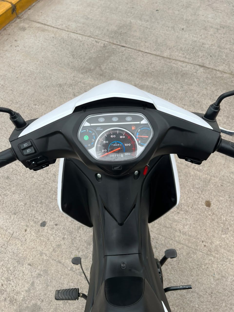 Tablero y manubrio de la Honda Wave