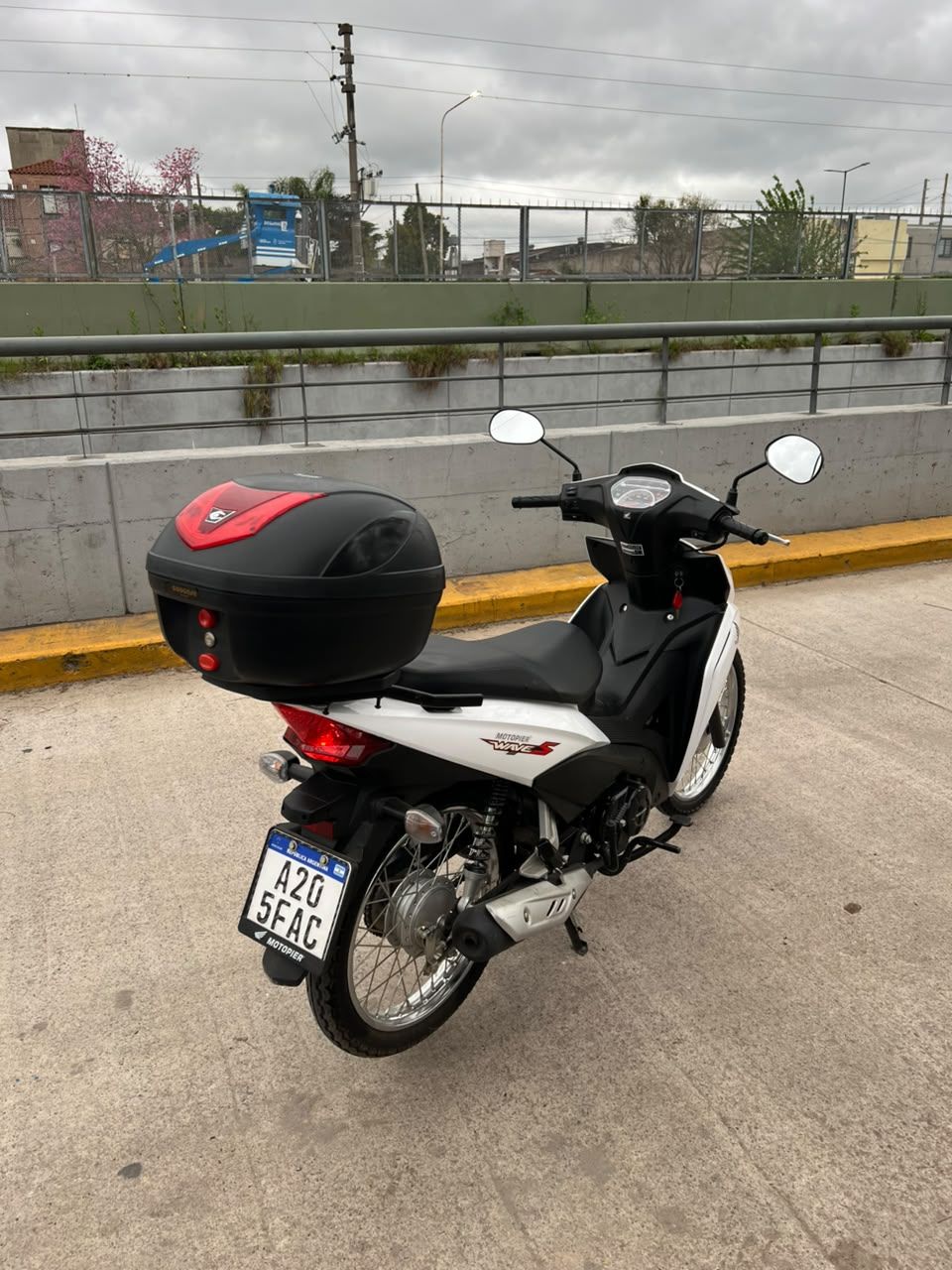 Vista trasera de la Honda Wave con baúl